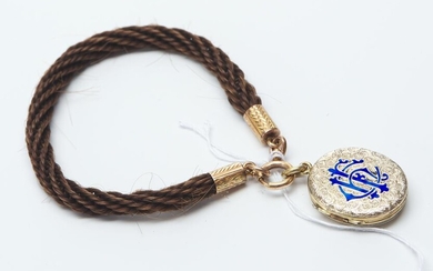 A MOURNING HAIR BRACELET, WITH DETAILS IN 9CT GOLD, TO AN ENAMEL GOLD LINED LOCKET, 190MM