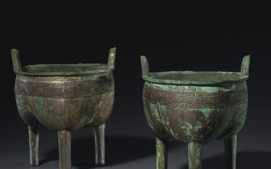A PAIR OF UNUSUAL BRONZE RITUAL TRIPOD FOOD VESSELS, LIDING, MID-SHANG DYNASTY, 14TH-13TH CENTURY BC