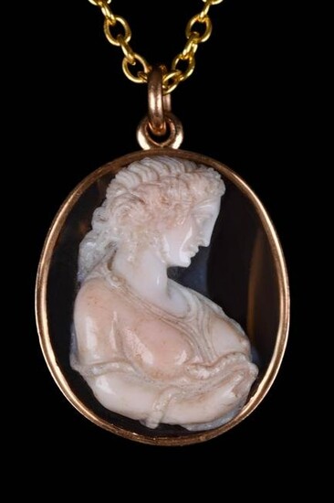 A POST CLASSICAL GOLD PENDANT SHELL CAMEO OF CLEOPATRA