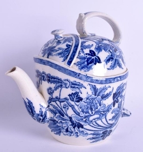 A RARE ANTIQUE WEDGWOOD BLUE AND WHITE CHISWICK TEAPOT