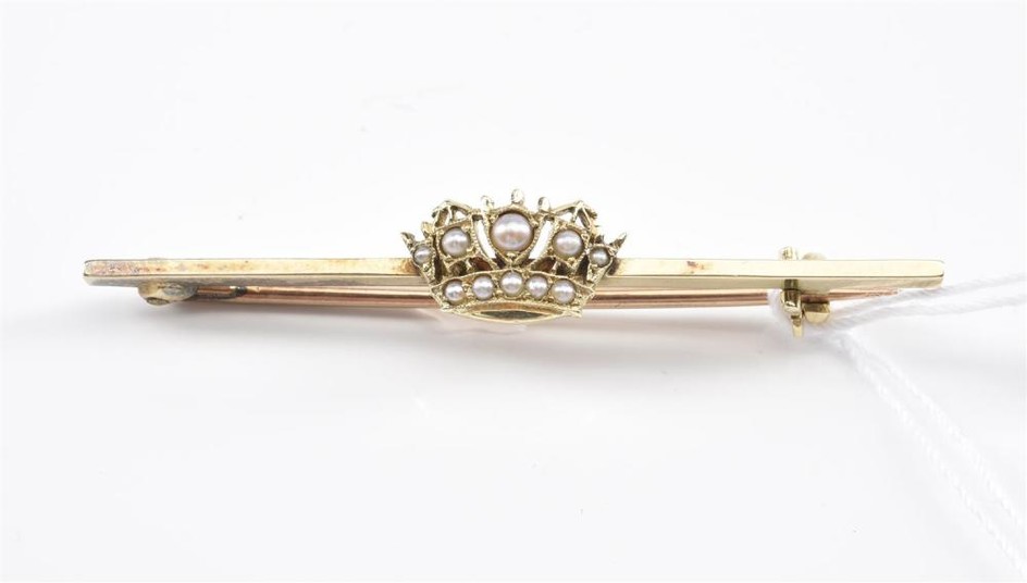 A SEED PEARL SET CROWN BAR BROOCH, IN 14CT GOLD, TOTAL WEIGHT 2.6 GRAMS, RETAILED BY KOZMINSKY