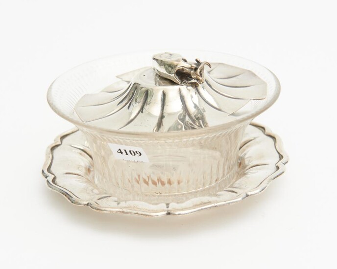 A SILVER PLATED TRAY AND GLASS BOWL WITH VICTORIAN STERLING SILVER LID, DIA.17CM, LEONARD JOEL DELIVERY SIZE: SMALL
