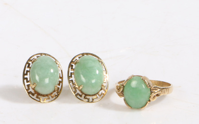 A SUITE OF GOLD AND JADE JEWELLERY.