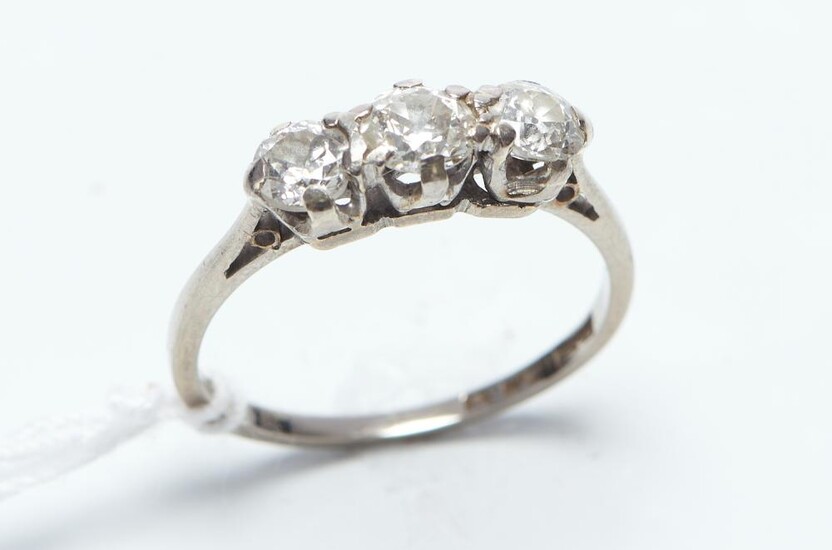 A THREE STONE DIAMOND RING IN 18CT WHITE GOLD AND PLATINUM, THE DIAMONDS TOTALLING APPROXIMATELY 0.80CT IN 18CT, SIZE J-K, 2.1GMS