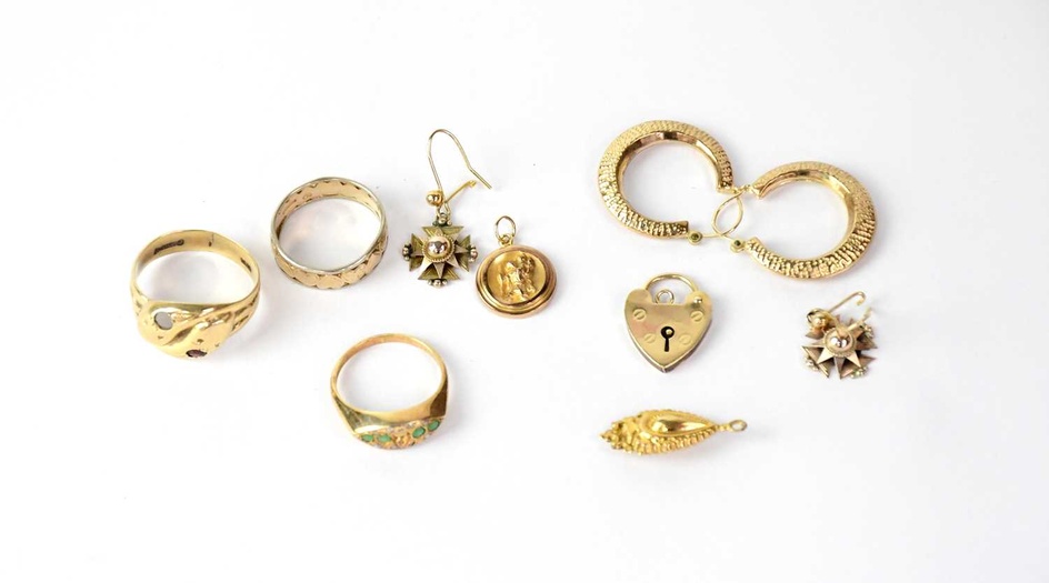 A collection of 9ct gold items to include a pair...