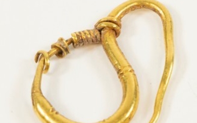 A fine ornamented golden earring, Roman c. 1st-4th century AD...