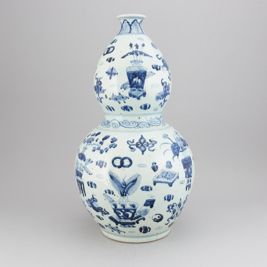 A large Chinese blue and white double gourd vase, second half of the 20th century.