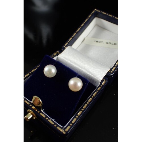 A pair of pearls earrings, set in 18k
