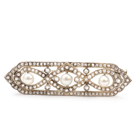 A pearl and diamond brooch set with three cultured pearls and numerous rose-cut diamonds, mounted in 18k white gold. L. 7 cm.