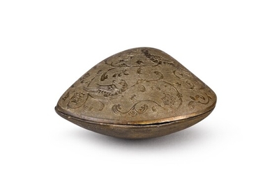 A silver shell-form box and cover, Tang dynasty 唐 銀鏨花鳥紋貝殼式蓋盒, A silver shell-form box and cover, Tang dynasty 唐 銀鏨花鳥紋貝殼式蓋盒