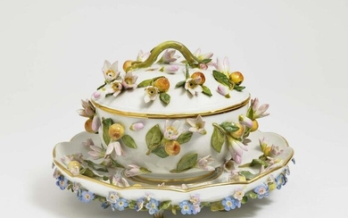 A small tureen with cover and présentoir