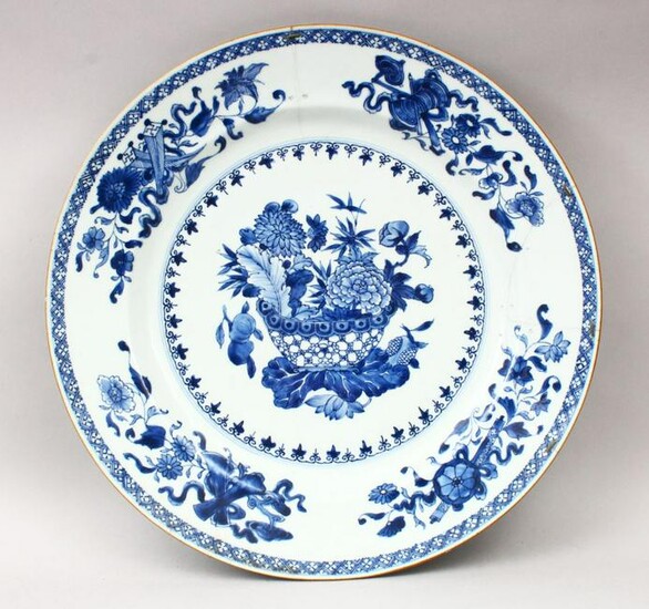 AN 18TH CENTURY CHINESE BLUE & WHITE PORCELAIN DISH