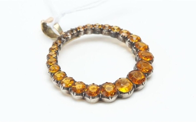 AN ANTIQUE OPEN CIRCULAR ORANGE PASTE PENDANT 9CT IN GOLD AND SILVER, TOTAL LENGTH 40MM