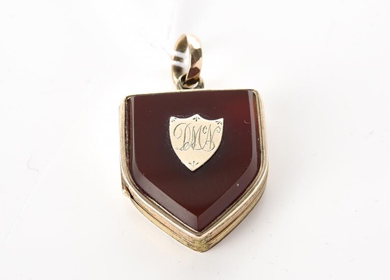 AN ANTIQUE SHIELD PENDANT IN 9CT GOLD, 34MM X 20MM, 7.6GMS