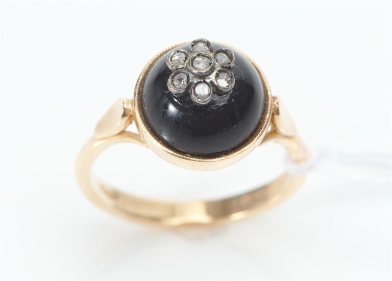 AN ANTIQUE STYLE DOMED RING IN 14CT GOLD FEATURING ROSE CUT DIAMONDS ON A ROUND ONYX CUT EN CABOCHON, SIZE L, 3.8GMS