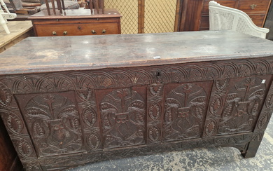 AN ANTIQUE OAK COFFER WITH THE FOUR PANELS TO THE FRONT CARVED WITH FOLIAGE. W 149 x D 59 x H