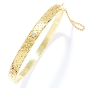 ANTIQUE DIAMOND BANGLE in yellow gold, set with a round