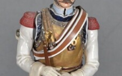 Adrien Van Gerdinge (1921 - 2006) Figurine en porcelaine représentant un carabinier de 1812 en...