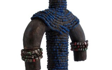 Afrique. Poupée Namji - Fali (Cameroun). Corps en bois sculpté recouvert de perles multicolores. Ethnie...