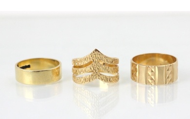 An 18ct yellow gold wedding band, stamped to interior ‘WTT&C...