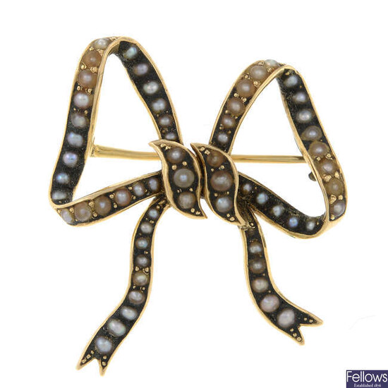 An early 20th century 14ct gold split pearl bow brooch.