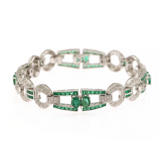 An emerald and diamond bracelet set with numerous emeralds and diamonds, totalling app. 2.20 ct., mounted in 18k white gold. H/SI-P1. L. 18 cm.