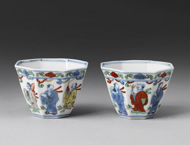 Arte Cinese A pair of wucai porcelain cups China, Qing