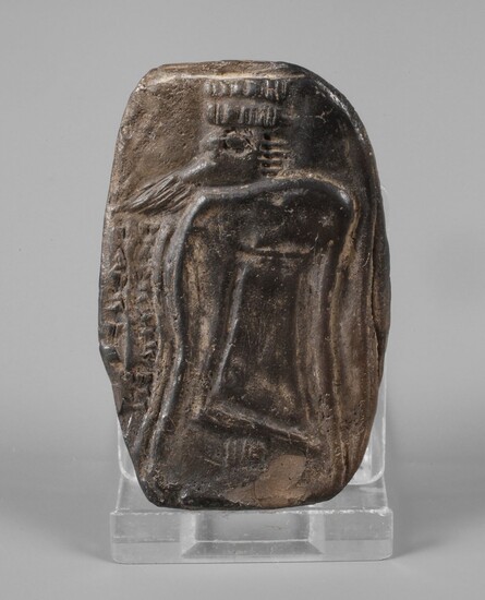 Artefact antiqued'âge indéterminé, sculpture sur pierre, représentation figurative en relief d'un personnage masculin, décoré au...