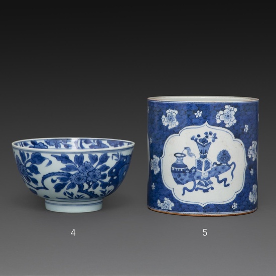 BOL en porcelaine, à décor en émaux bleu sous couverte, de fleurs et feuillages. Marque "Shen De Tang Bo Gu Zhi" sur la base. ...