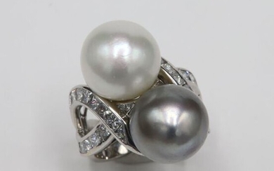 Bague Vous et moi en or gris 750 millièmes ornée de deux perles l'une blanche...