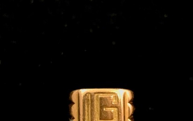 Bague chevalière en or 18K (750°/00) portant les initiales LG. Anneau réducteur intérieur en métal....