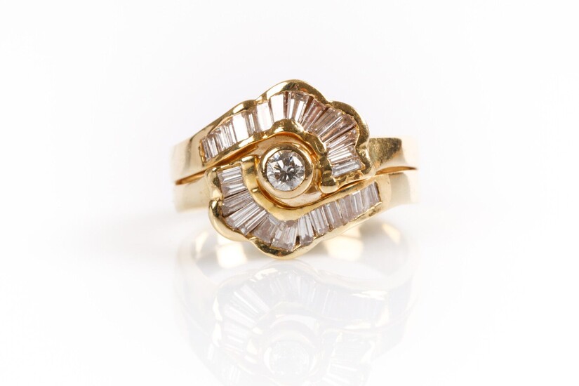 Bague double anneau en or centrée en clos d'un diamant rond taille moderne dans un...