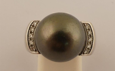 Bague en or ornée d'une perle grise (diam 10 mm) épaulée de petits diamants. TDD 48. PB.13.9g.