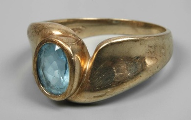 Bague pour femme avec topaze bleue vers 2000, or jaune estampillé 375, anneau courbé s'élargissant...