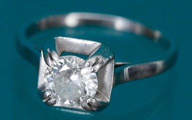 Bague solitaire En or blanc 18 K (750‰) et platine orné d’un diamant taille ancienne pesant environ 0,6 carat Tour de doigt 51 Poids 2,83 g
