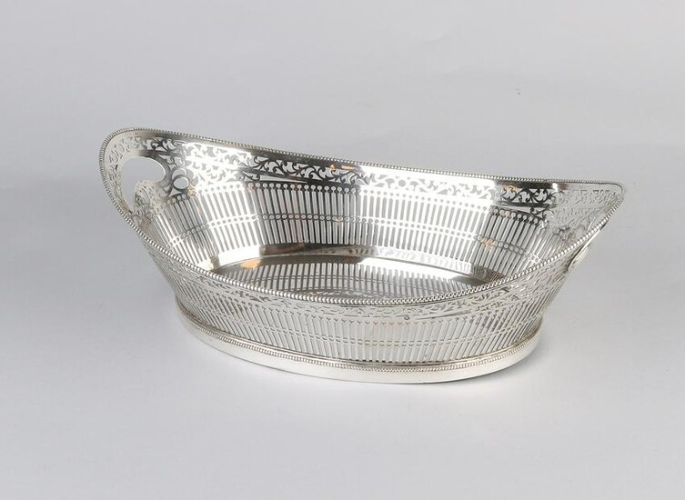 Beautiful silver bread basket, 833/000, sawn-shaped