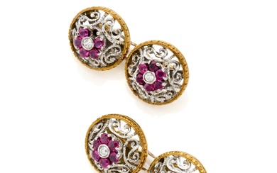 Boutons de manchette en or ciselé bicolore, rubis et diamants, g 9.37 circa, longueur cm...