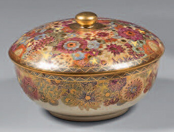 Box and its lid made of fine Japanese earthenware (Satsuma). Late 19th-early 20th century, mark at the base. Polychrome and gold decoration of a semi of flowers, braid on the edge.