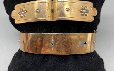 Bracelet Jonc plat rigide ouvrant ancien en or jaune 18K (750/oo) agrémenté de demi perles,...