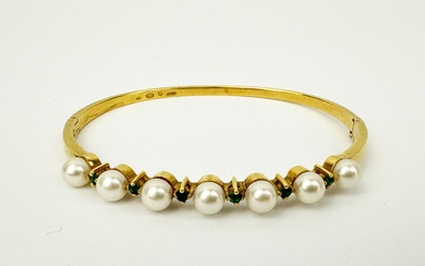 Bracelet jonc ouvrant en or jaune 18K (750) à ligne alternant perles de culture et...