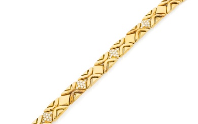 Bracelet ruban en or jaune 18k (750‰) à maillons parenthèse et motifs losange sertis de...