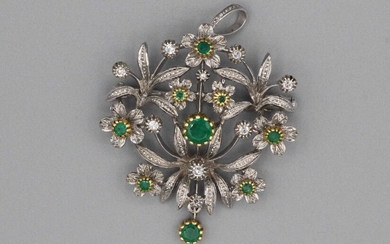 Broche pendentif en or stylisant un bouquet enrichi d’émeraudes et de diamants.. Poids brut :...