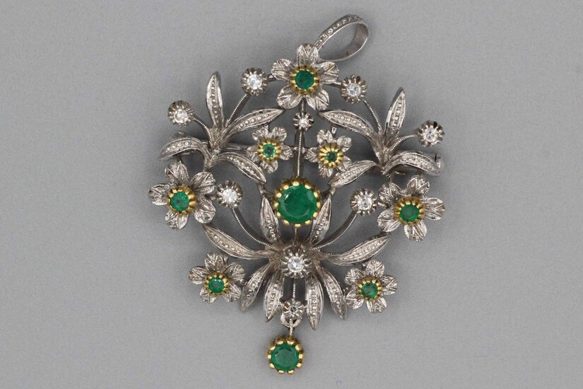 Broche pendentif en or stylisant un bouquet enrichi d’émeraudes et de diamants.. Poids brut :...