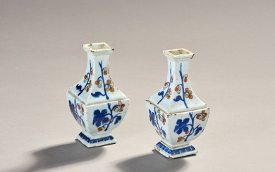 CHINE. Paire de vases de forme carrée en porcelaine polychrome. Décor de branchages fleuris. H:...