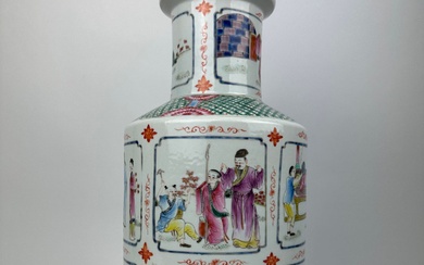 CHINE Vase rouleau en porcelaine de famille... - Lot 304 - Vermot et Associés