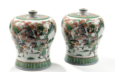 CHINE, XXe. Paire de vases balustre en porcelaine famille verte, à décor de scènes de...