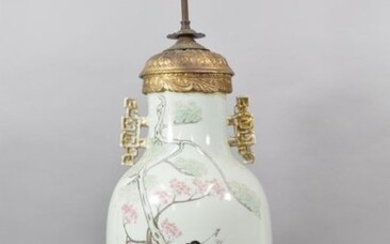 CHINE, XXème siècle Vase balustre en porcelaine,...