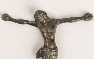 CHRIST en bronze patiné, pieds juxtaposés, périzonium noué à droite. Epoque XVIème - XVIIème siècle....