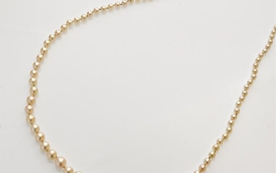 COLLIER de perles en chute et fermoir cliquet en or gris 750/°°. Chaînette de sécurité en métal. Diam. des perles : 4 mm à 10 mm. L. : 75 cm. PB : 30,7 g. On joint : des petites perles. Bon état général.