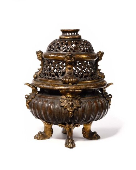 Censer in brass, bronze and repoussé sheet metal, patinated and gilded, the openwork lid with uprights with children's heads, the basin with gadroons and chimeras resting on claw feet, (the chain is missing). 17th century. H : 29 cm